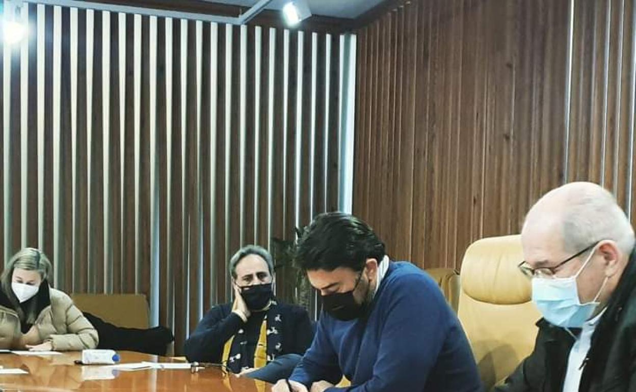 El alcalde, Luis Barcala, junto al concejal de Seguridad, José Ramón González, en la reunión donde se han tomado estas nuevas medidas. 