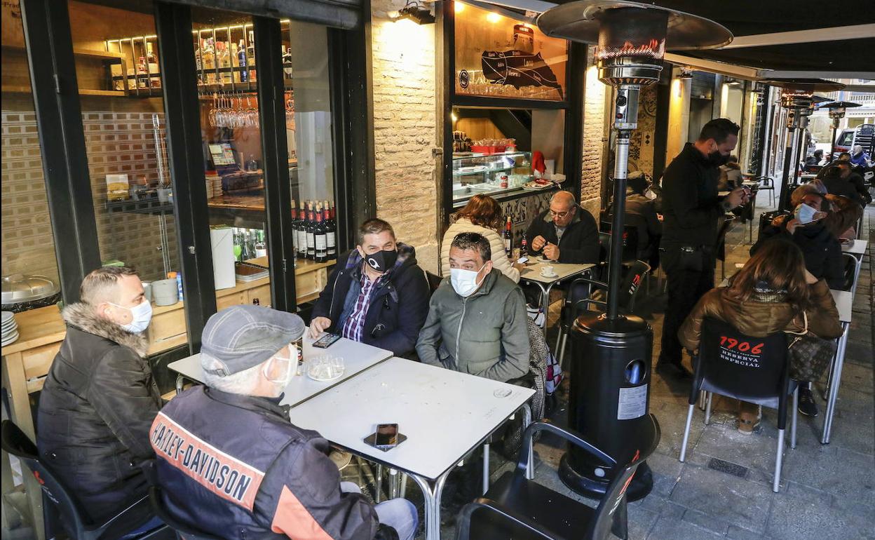 Una terraza de un local de Valencia, antes de las nuevas medidas.