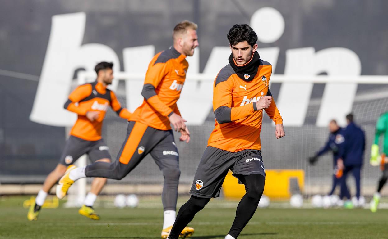 Tras perderse el partido ante el Cádiz por sanción, Guedes es una de las novedades en la citación. 