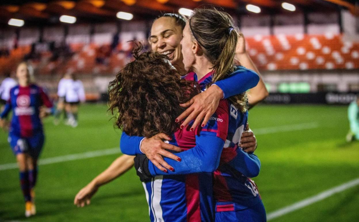 Las jugadoras granotas celebran uno de sus goles. 