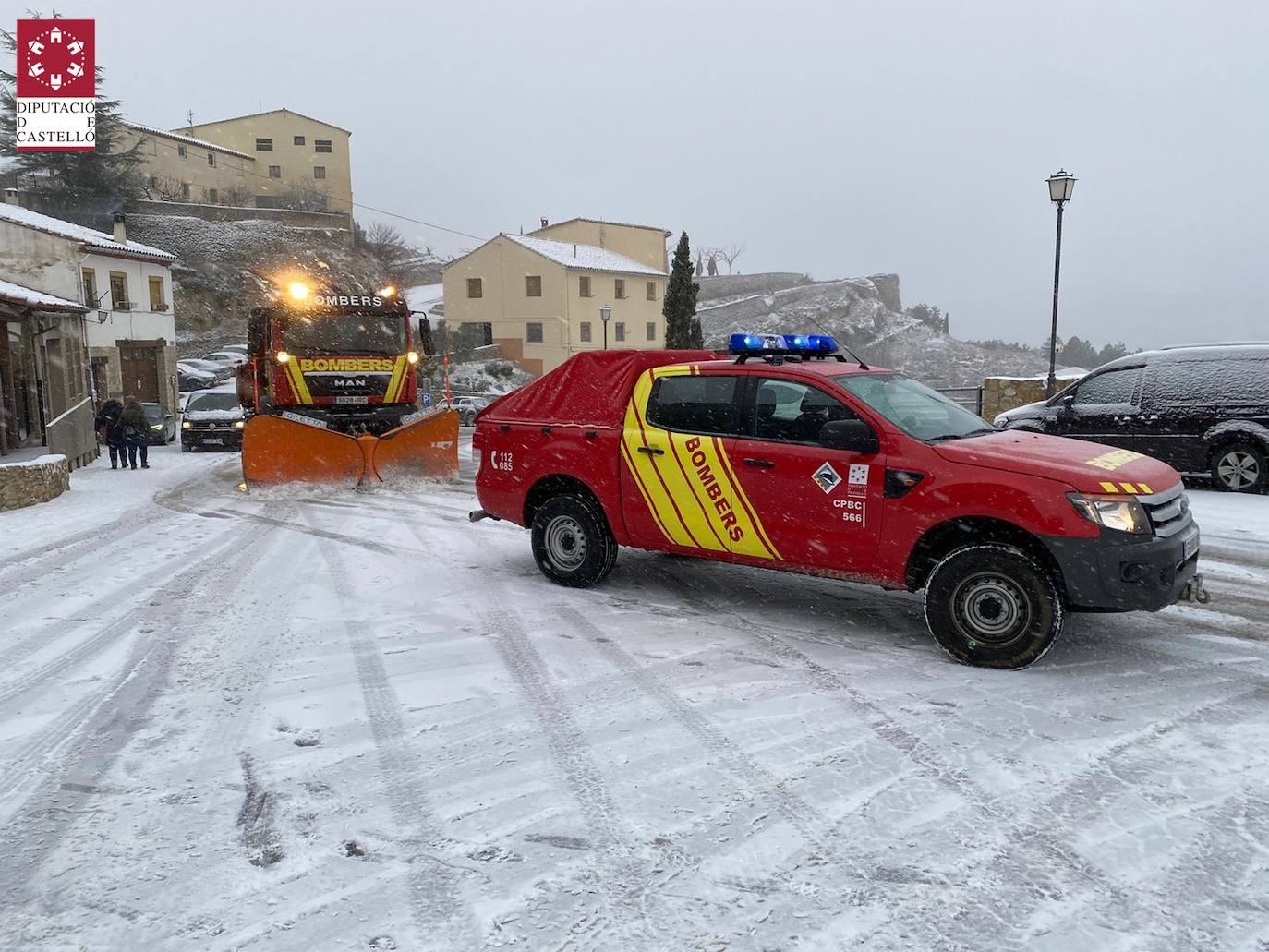 Los bomberos asisten a un camión de mercancías peligrosas bloqueado por el hielo y la nieve en el Coll d’Ares.