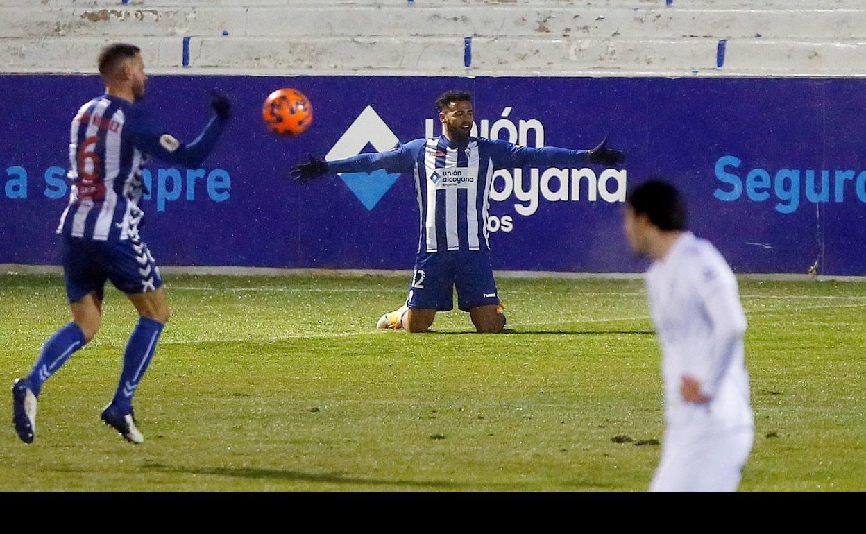 Mourad celebra el primero de los dos tantos anotados por el Alcoyano esta noche ante el Huesca. 