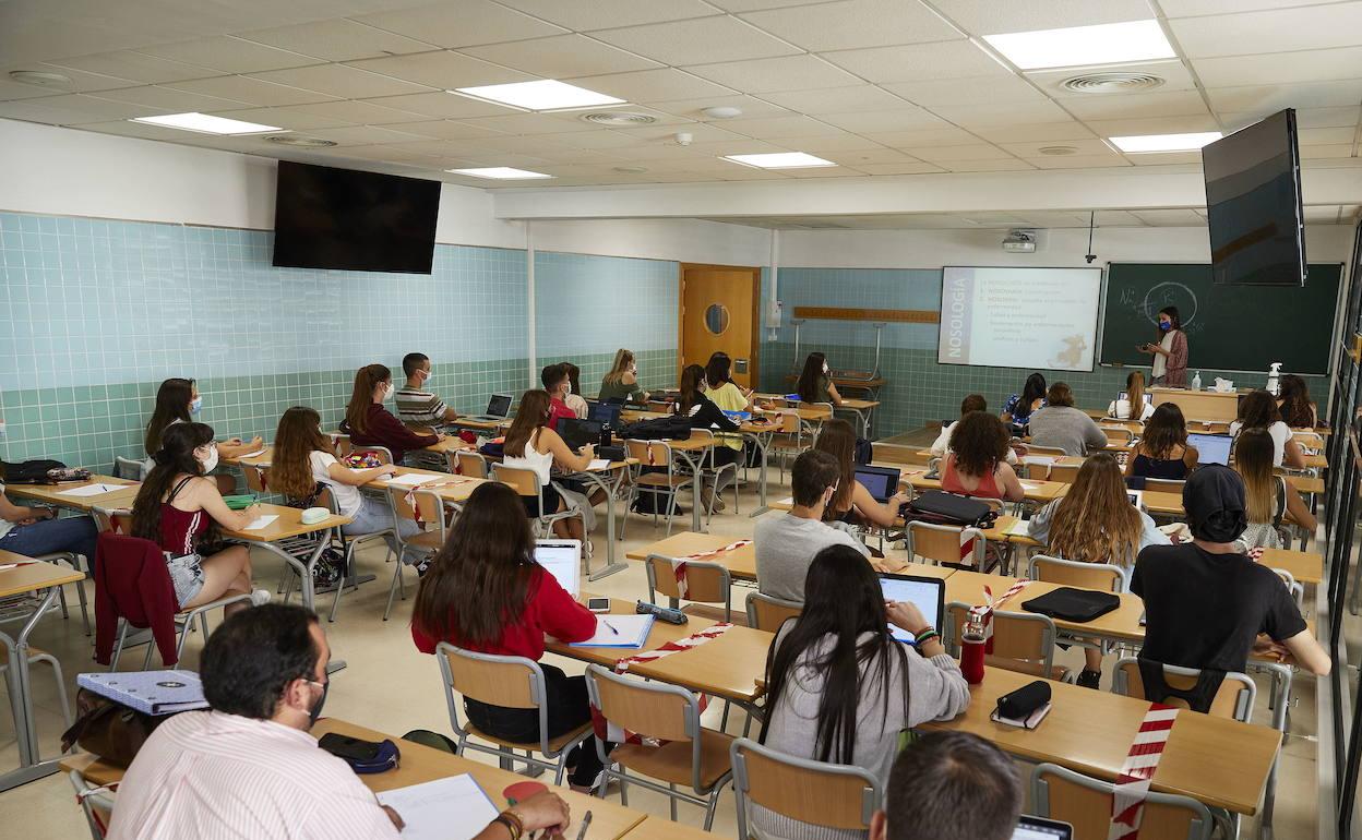 Alumnos de la Universidad Católica durante una clase presencial. 