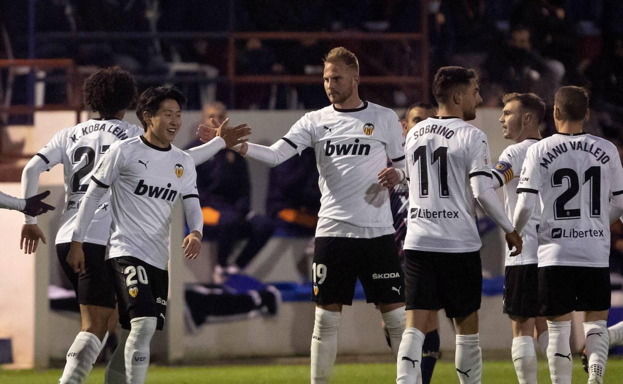 Los jugadores del Valencia celebran uno de los goles de ayer frente al Yeclano. 