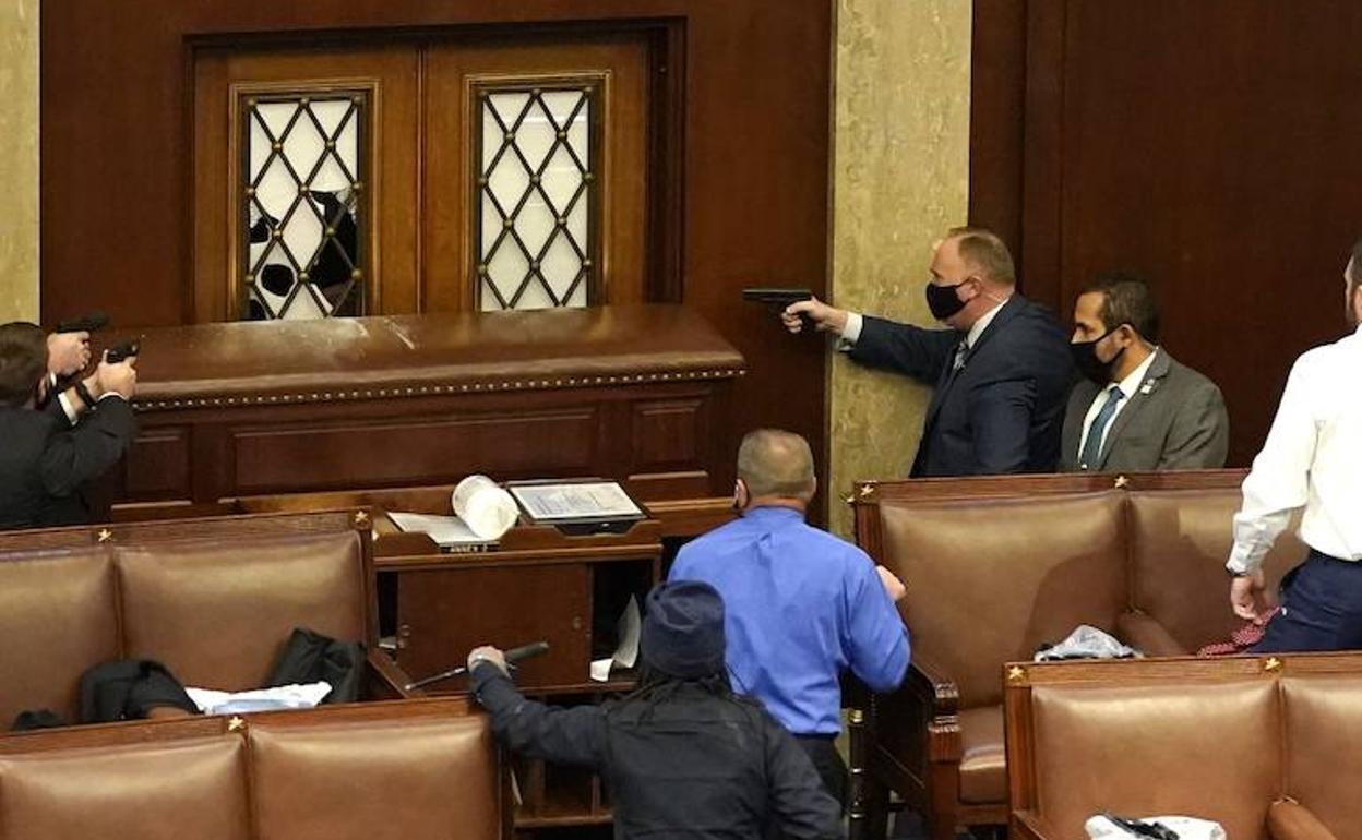 Imagen del Capitolio ayer durante el asalto de simpatizantes de Trump.