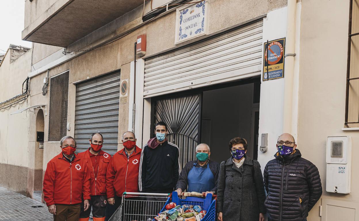 La entrega de los alimentos recogidos por el CC El Garbí. 