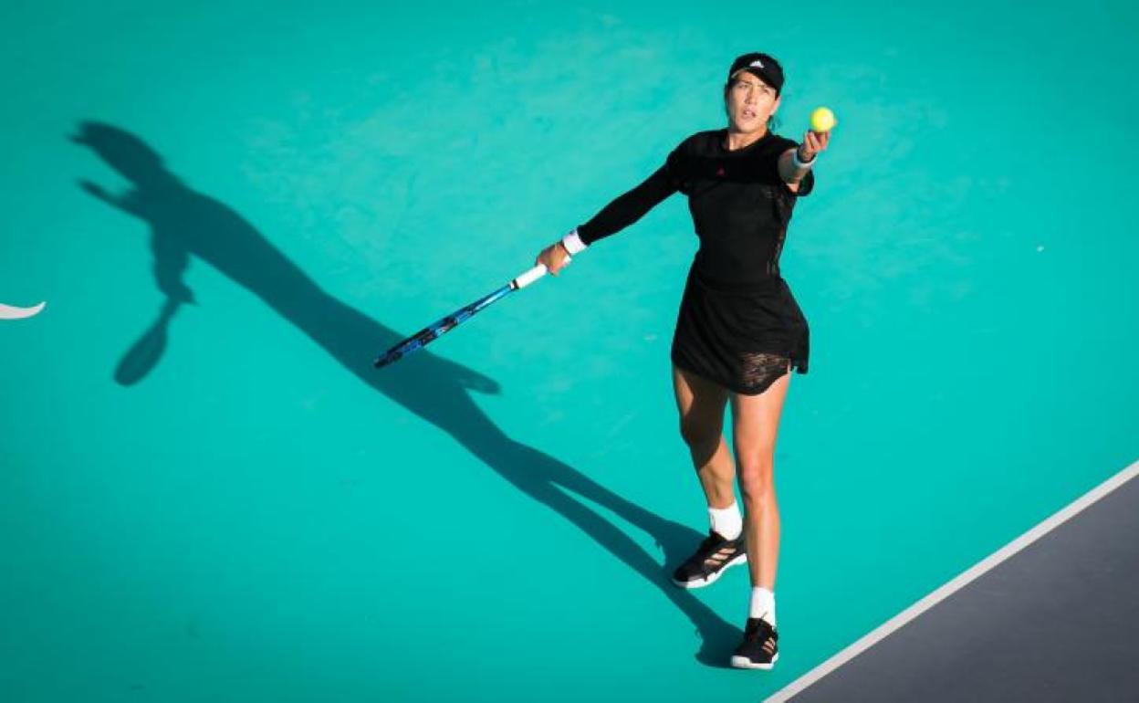 Garbiñe Muguruza se dispone a sacar en su partido ante Kristina Mladenovic. 