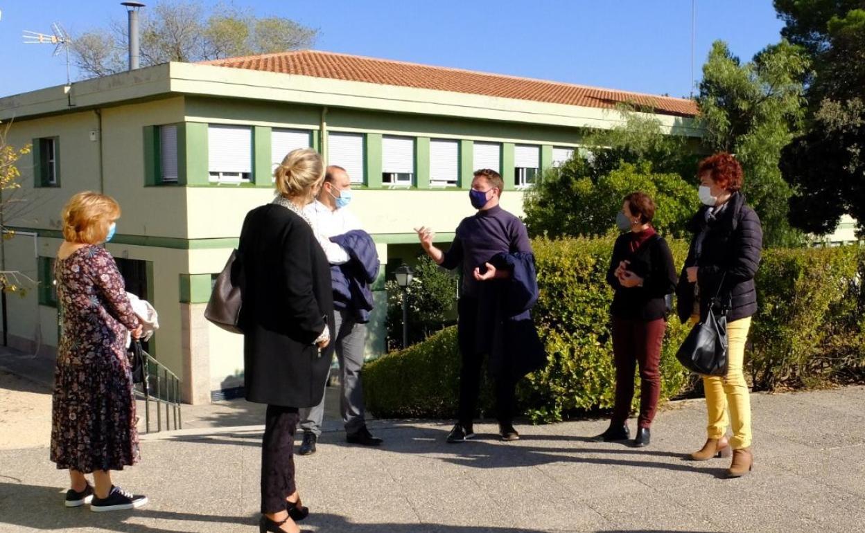 El alcalde de La Font de la Figuera, Vicent Muñoz, con el profesorado del colegio. 