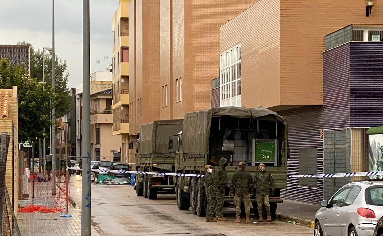 Efectivos de la UME, esta mañana, delante de la residencia de Massanassa. 
