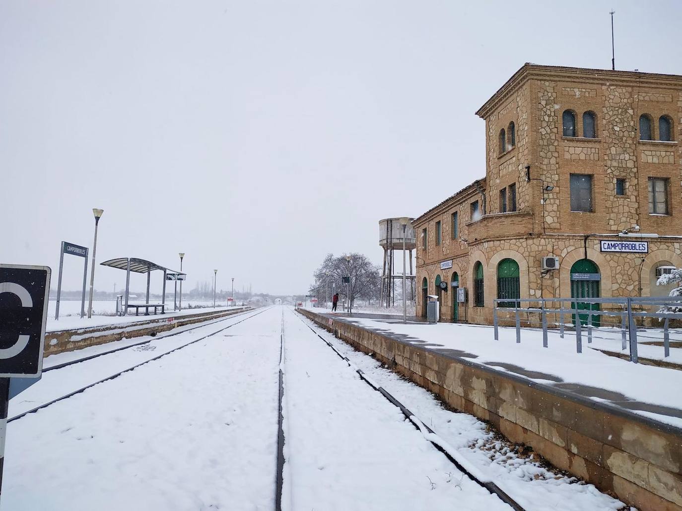 Camporrobles: El primer temporal del invierno entra en la Comunitat cubriendo de blanco buena parte del interior de las provincias de Castellón, Valencia y Alicante. Aemet ha aumentado el aviso naranja previsto ya que los acumulados podrían ser considerables, de hasta quince centímetros. La borrasca no abandonará el territorio regional hasta el próximo sábado.