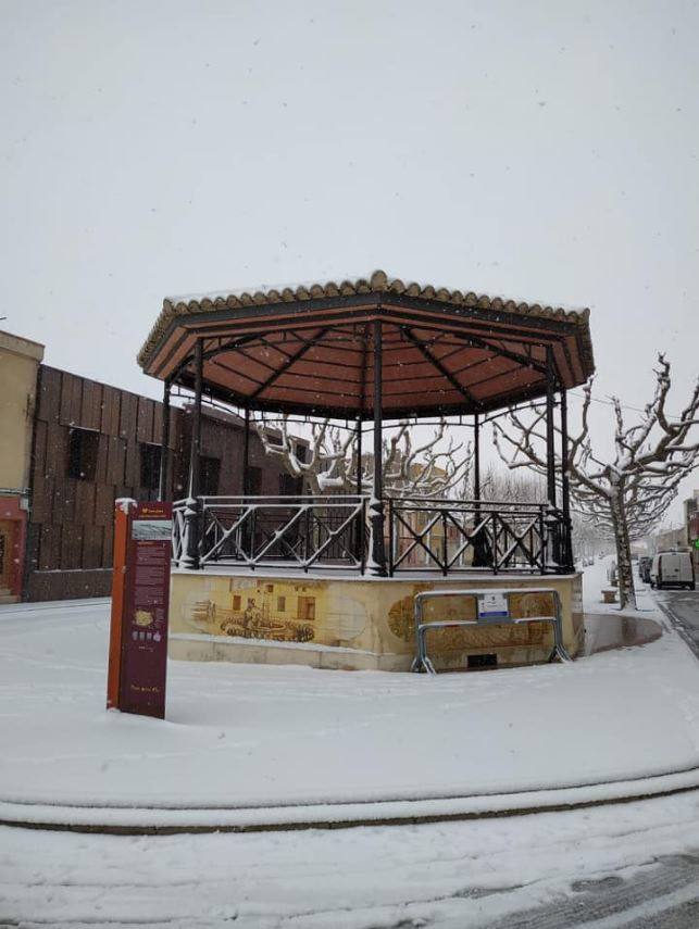 Camporrobles: El primer temporal del invierno entra en la Comunitat cubriendo de blanco buena parte del interior de las provincias de Castellón, Valencia y Alicante. Aemet ha aumentado el aviso naranja previsto ya que los acumulados podrían ser considerables, de hasta quince centímetros. La borrasca no abandonará el territorio regional hasta el próximo sábado.