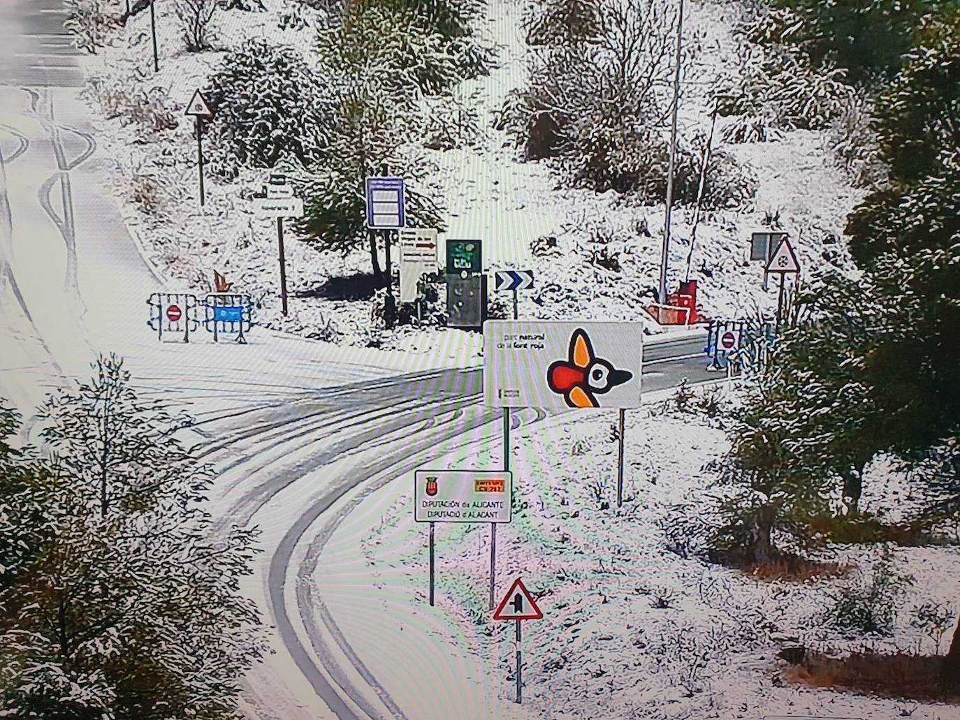 La Font Roja: El primer temporal del invierno entra en la Comunitat cubriendo de blanco buena parte del interior de las provincias de Castellón, Valencia y Alicante. Aemet ha aumentado el aviso naranja previsto ya que los acumulados podrían ser considerables, de hasta quince centímetros. La borrasca no abandonará el territorio regional hasta el próximo sábado.