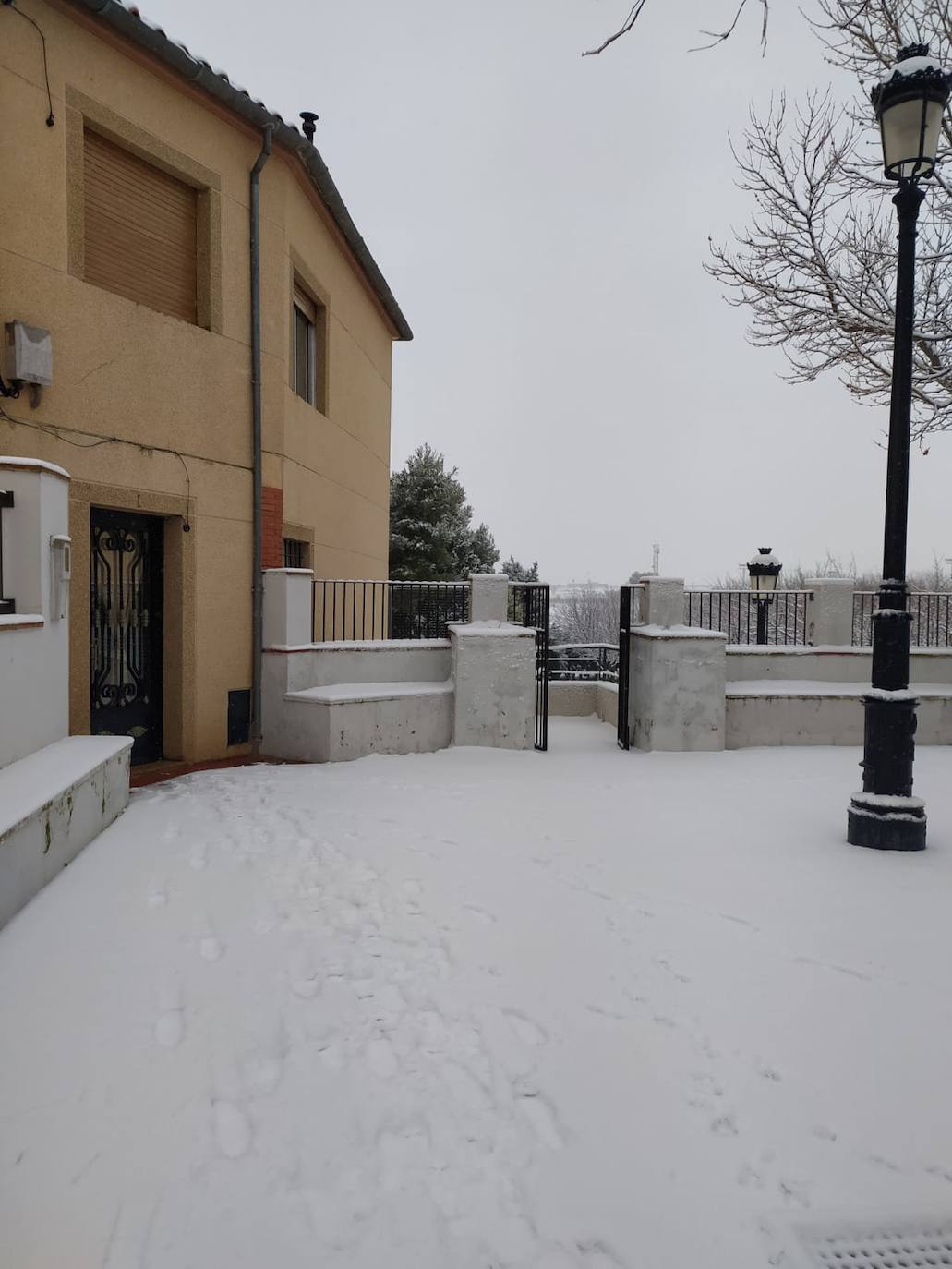 Fuenterrobles: El primer temporal del invierno entra en la Comunitat cubriendo de blanco buena parte del interior de las provincias de Castellón, Valencia y Alicante. Aemet ha aumentado el aviso naranja previsto ya que los acumulados podrían ser considerables, de hasta quince centímetros. La borrasca no abandonará el territorio regional hasta el próximo sábado.