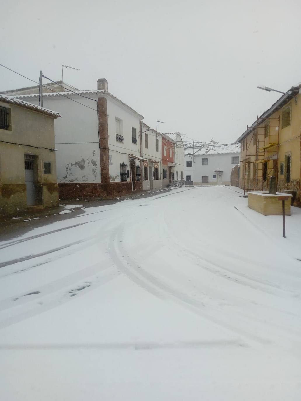 La Loberuela (Camporrobles): El primer temporal del invierno entra en la Comunitat cubriendo de blanco buena parte del interior de las provincias de Castellón, Valencia y Alicante. Aemet ha aumentado el aviso naranja previsto ya que los acumulados podrían ser considerables, de hasta quince centímetros. La borrasca no abandonará el territorio regional hasta el próximo sábado.