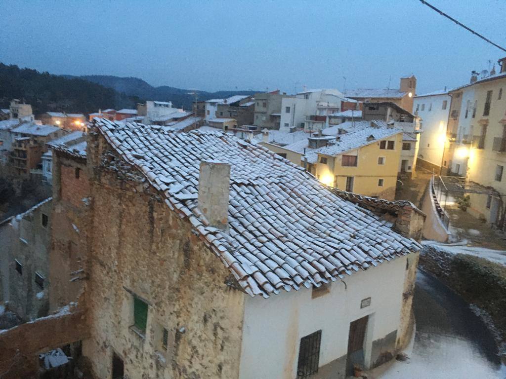 Fuente la Reina: El primer temporal del invierno entra en la Comunitat cubriendo de blanco buena parte del interior de las provincias de Castellón, Valencia y Alicante. Aemet ha aumentado el aviso naranja previsto ya que los acumulados podrían ser considerables, de hasta quince centímetros. La borrasca no abandonará el territorio regional hasta el próximo sábado.