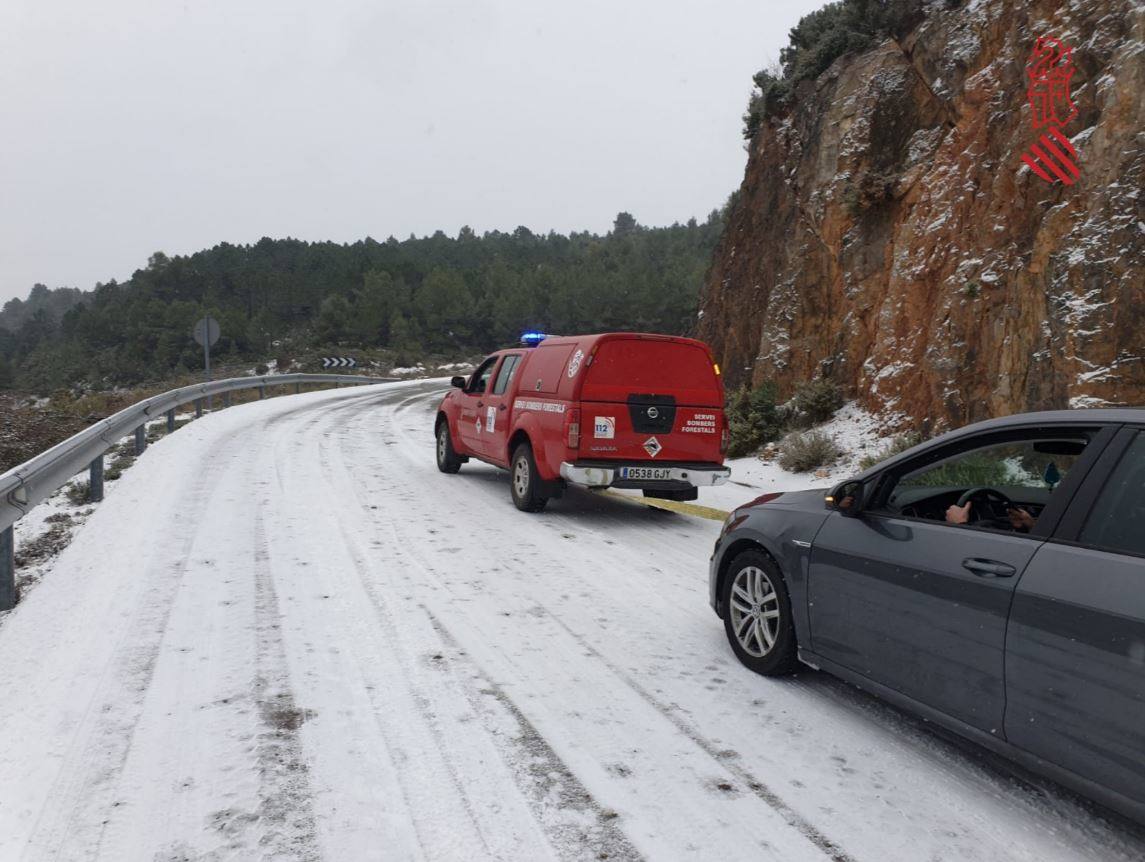 Nieve en Toràs (Castellón): El primer temporal del invierno entra en la Comunitat cubriendo de blanco buena parte del interior de las provincias de Castellón, Valencia y Alicante. Aemet ha aumentado el aviso naranja previsto ya que los acumulados podrían ser considerables, de hasta quince centímetros. La borrasca no abandonará el territorio regional hasta el próximo sábado.