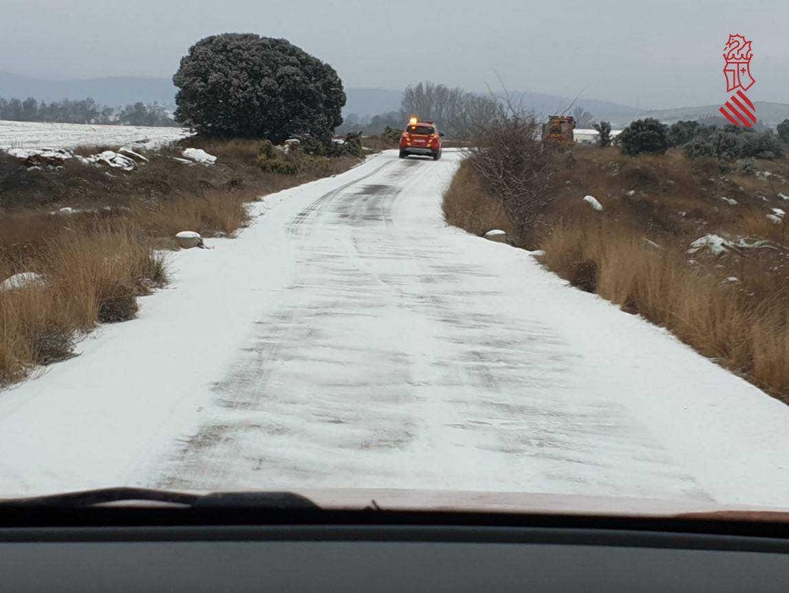 Nieve en Toràs (Castellón): El primer temporal del invierno entra en la Comunitat cubriendo de blanco buena parte del interior de las provincias de Castellón, Valencia y Alicante. Aemet ha aumentado el aviso naranja previsto ya que los acumulados podrían ser considerables, de hasta quince centímetros. La borrasca no abandonará el territorio regional hasta el próximo sábado.