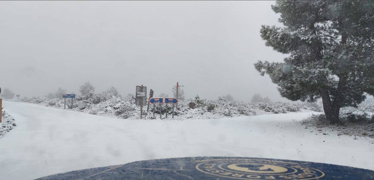 Trece personas quedan atrapadas en 5 vehículos bloqueados por la nieve en Ares 