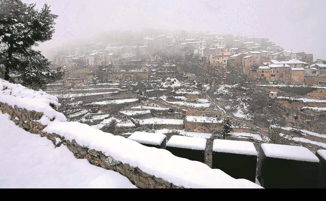 Vista general de Bocairent cubierto de nieve. 