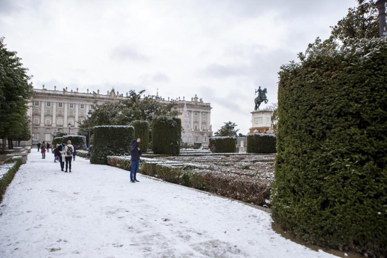 Nevada en Madrid dejada por la borrasca Filomena. Alrededores del Palacio Real y plaza de Oriente.