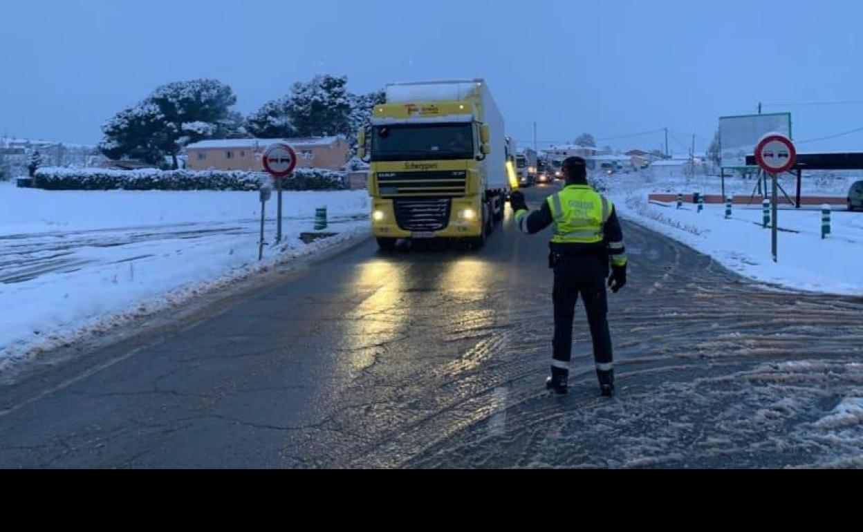 Un guardia civil dirige el tráfico en una de las carreteras de la Comunitat. 