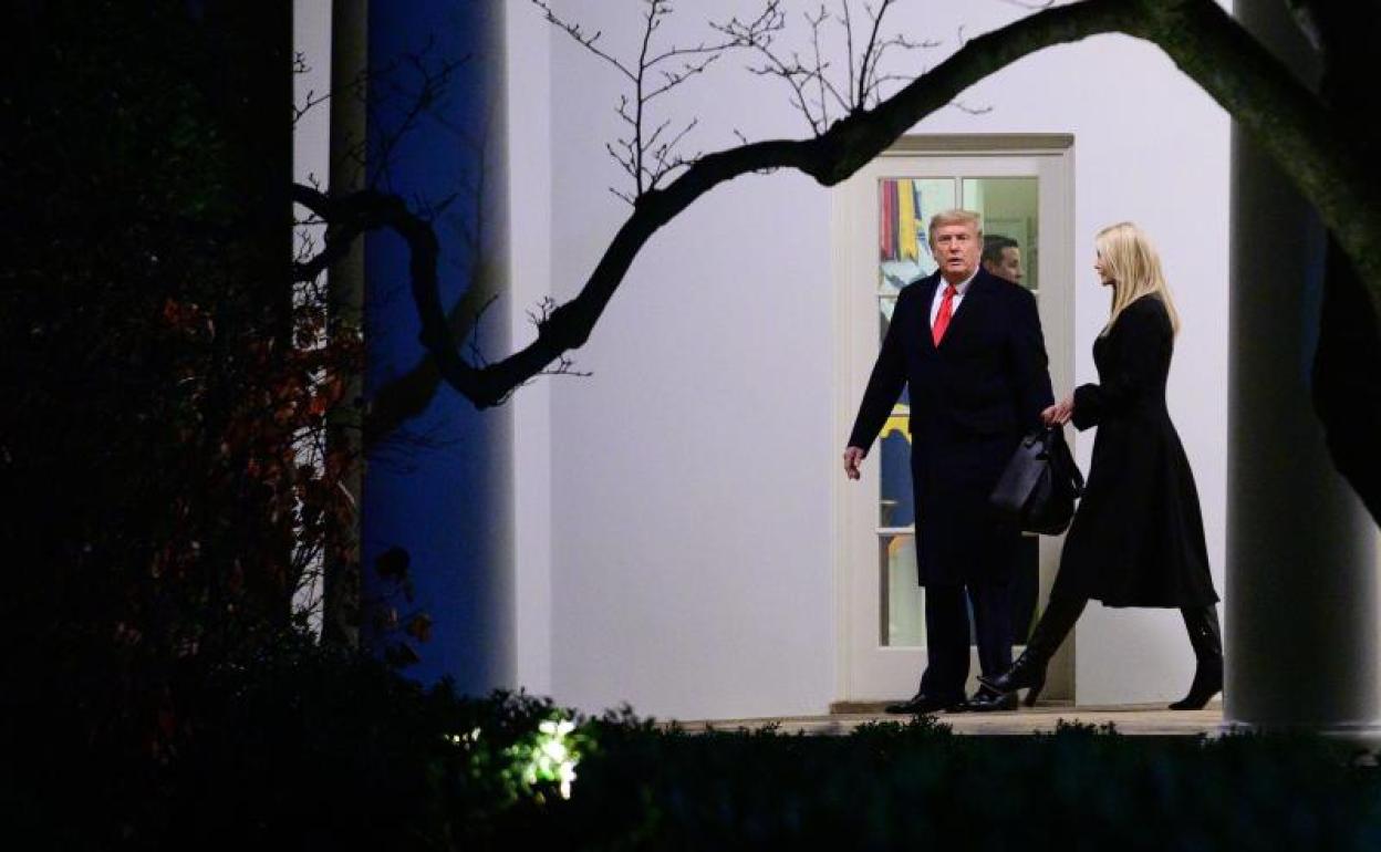 Dolad Trump y su hija Ivanka Trump salen de la Casa Blanca.