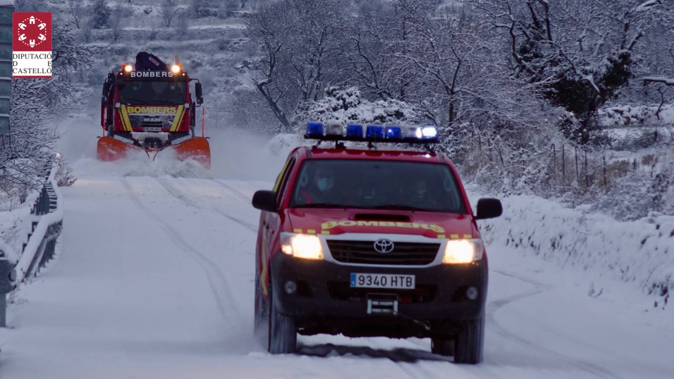 Los bomberos intervienen en la zona de Cinctorres, Castellfort y Portell de Morella por la abundante nieve.