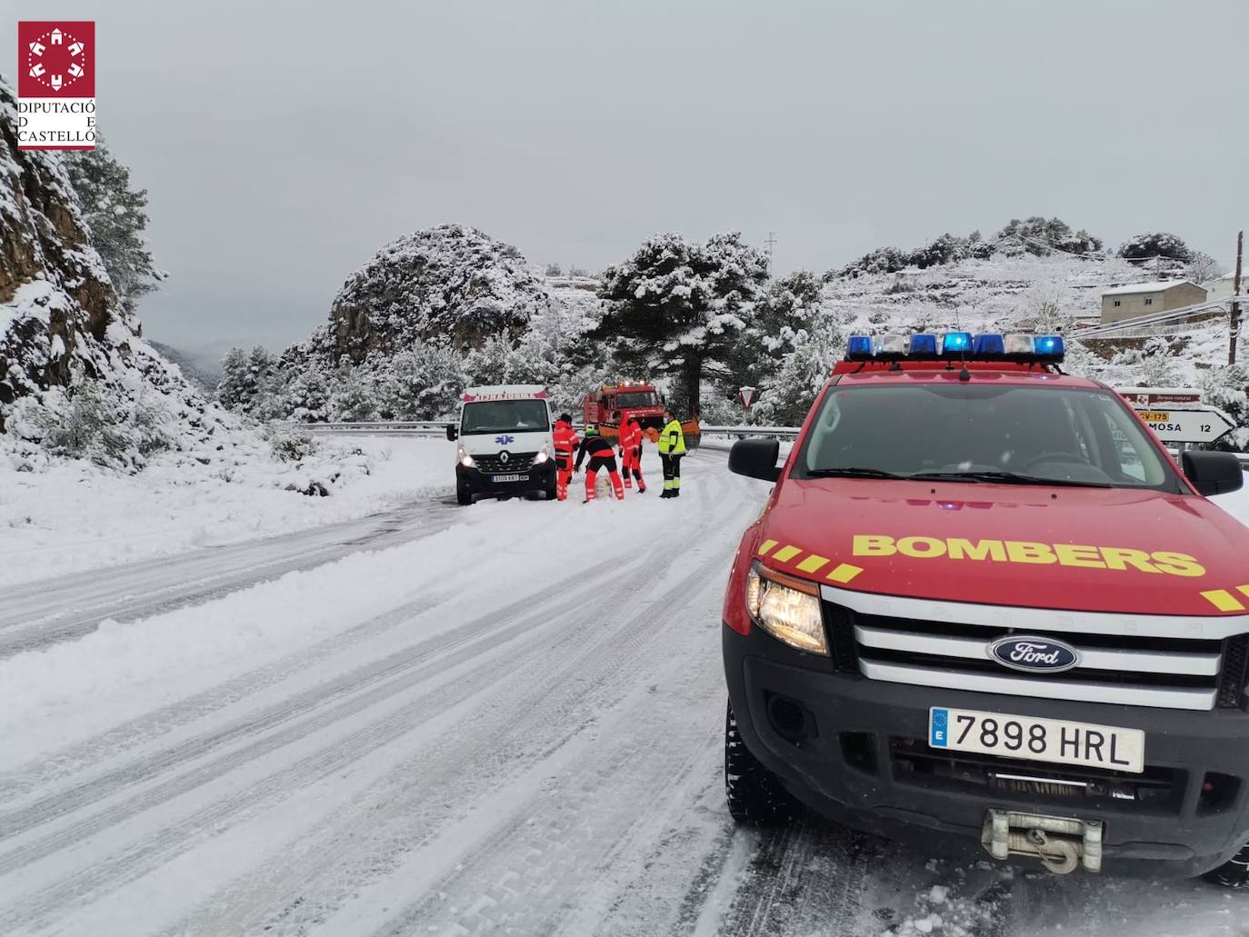 Los bomberos intervienen en la zona de Cinctorres, Castellfort y Portell de Morella por la abundante nieve.