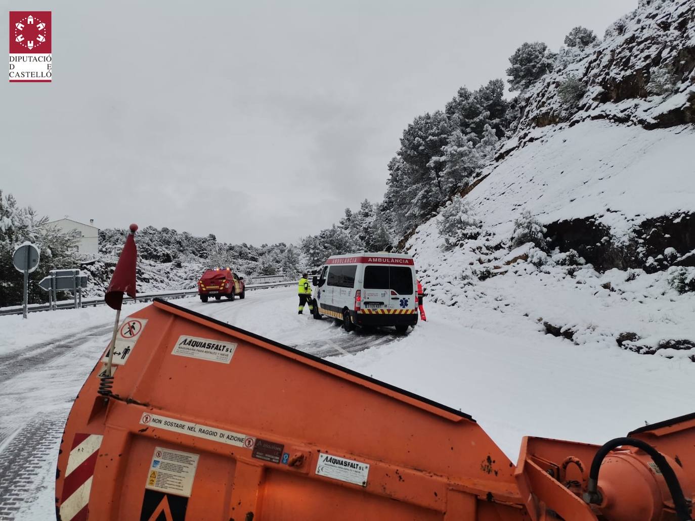 Los bomberos intervienen en la zona de Cinctorres, Castellfort y Portell de Morella por la abundante nieve.