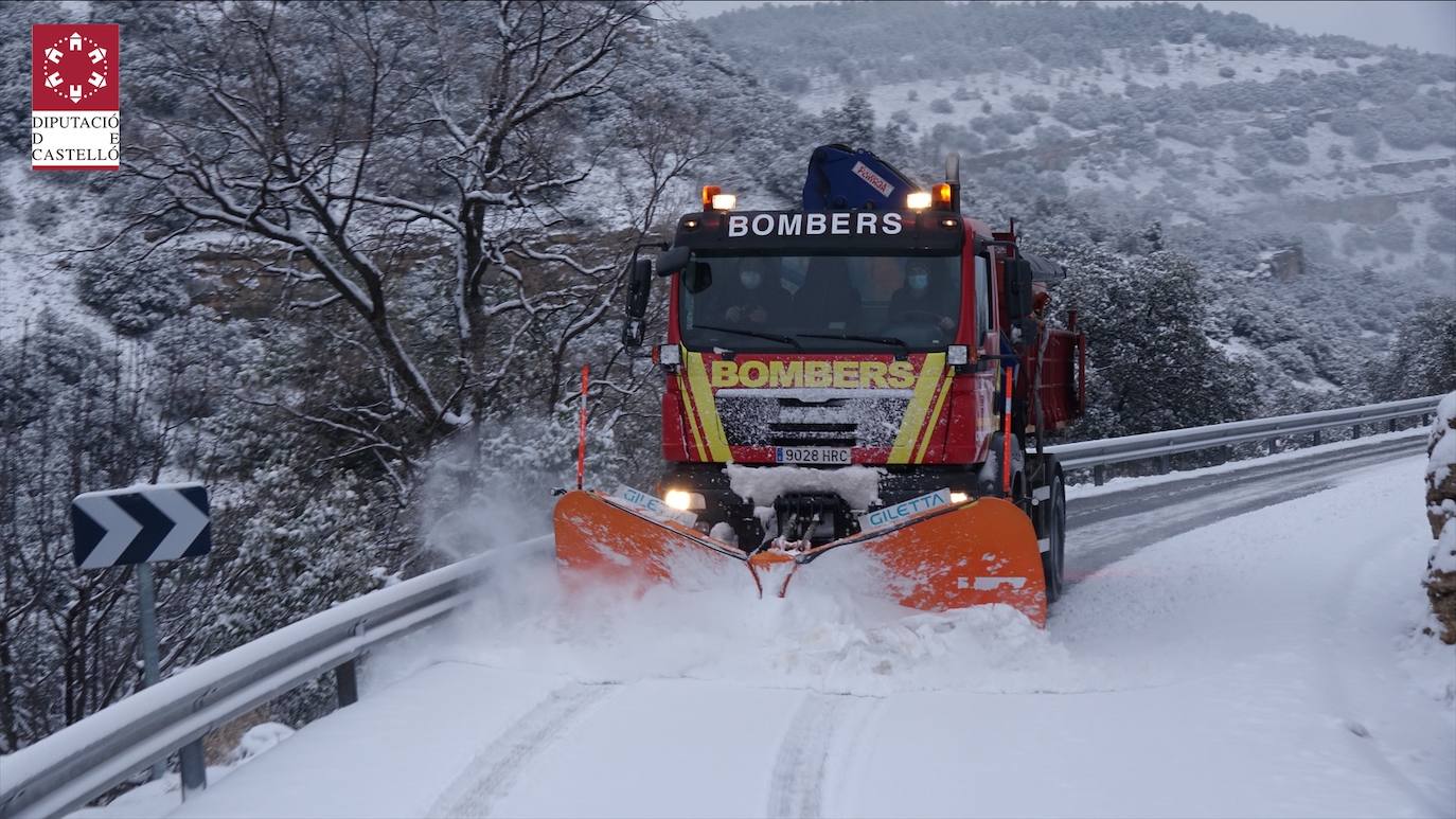 Los bomberos intervienen en la zona de Cinctorres, Castellfort y Portell de Morella por la abundante nieve.