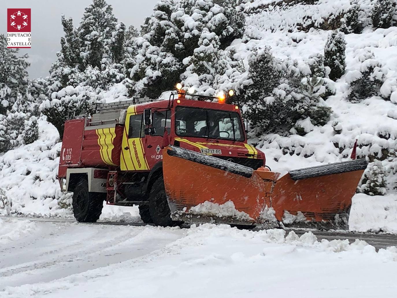 Los bomberos intervienen en la zona de Cinctorres, Castellfort y Portell de Morella por la abundante nieve.