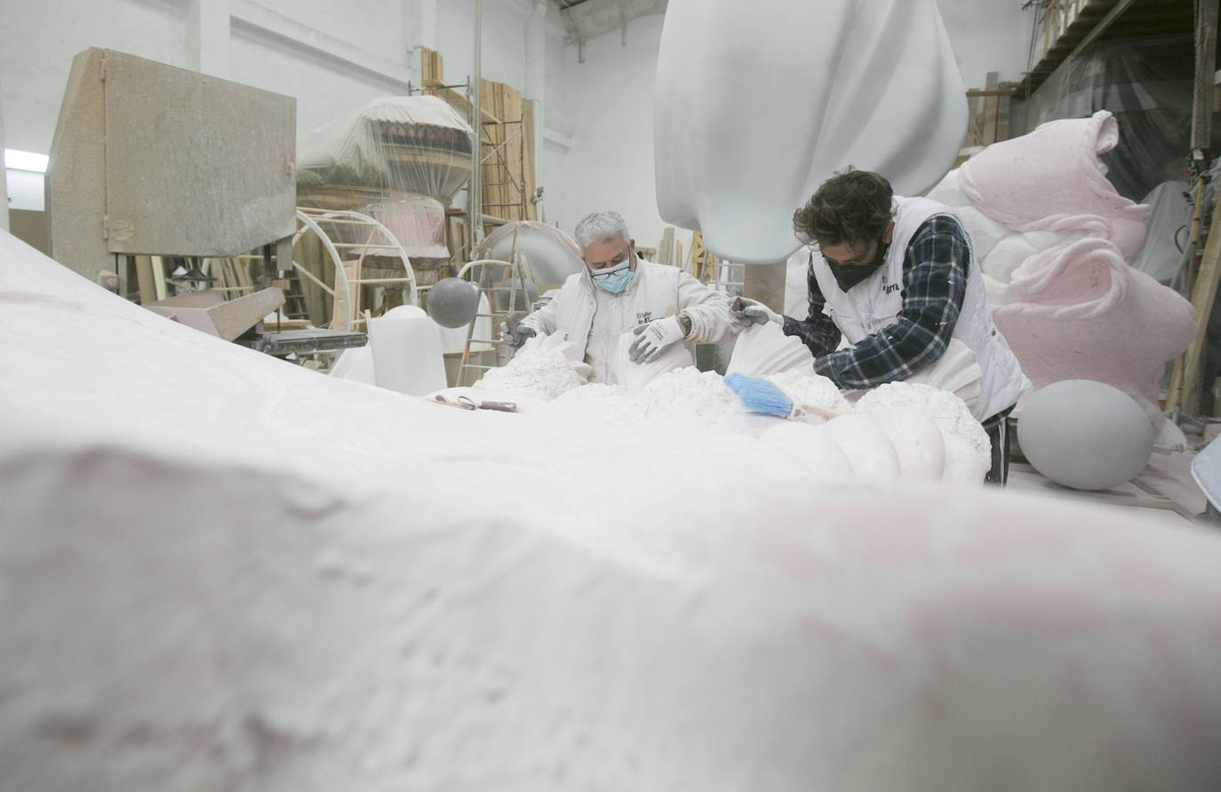 En el taller de Manolo Algarra, en la Ciudad del Artista Fallero, el trabajo no para a pesar de la incertidumbre sobre la celebración de las próximas fallas. Por el momentom el alcalde de Valencia, Joan Ribó, afirma que de las fiestas no pueden hablar «hasta que baje la curva de contagios y estemos vacunados; pasarán meses». 