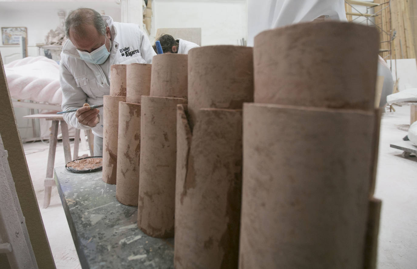 En el taller de Manolo Algarra, en la Ciudad del Artista Fallero, el trabajo no para a pesar de la incertidumbre sobre la celebración de las próximas fallas. Por el momentom el alcalde de Valencia, Joan Ribó, afirma que de las fiestas no pueden hablar «hasta que baje la curva de contagios y estemos vacunados; pasarán meses». 