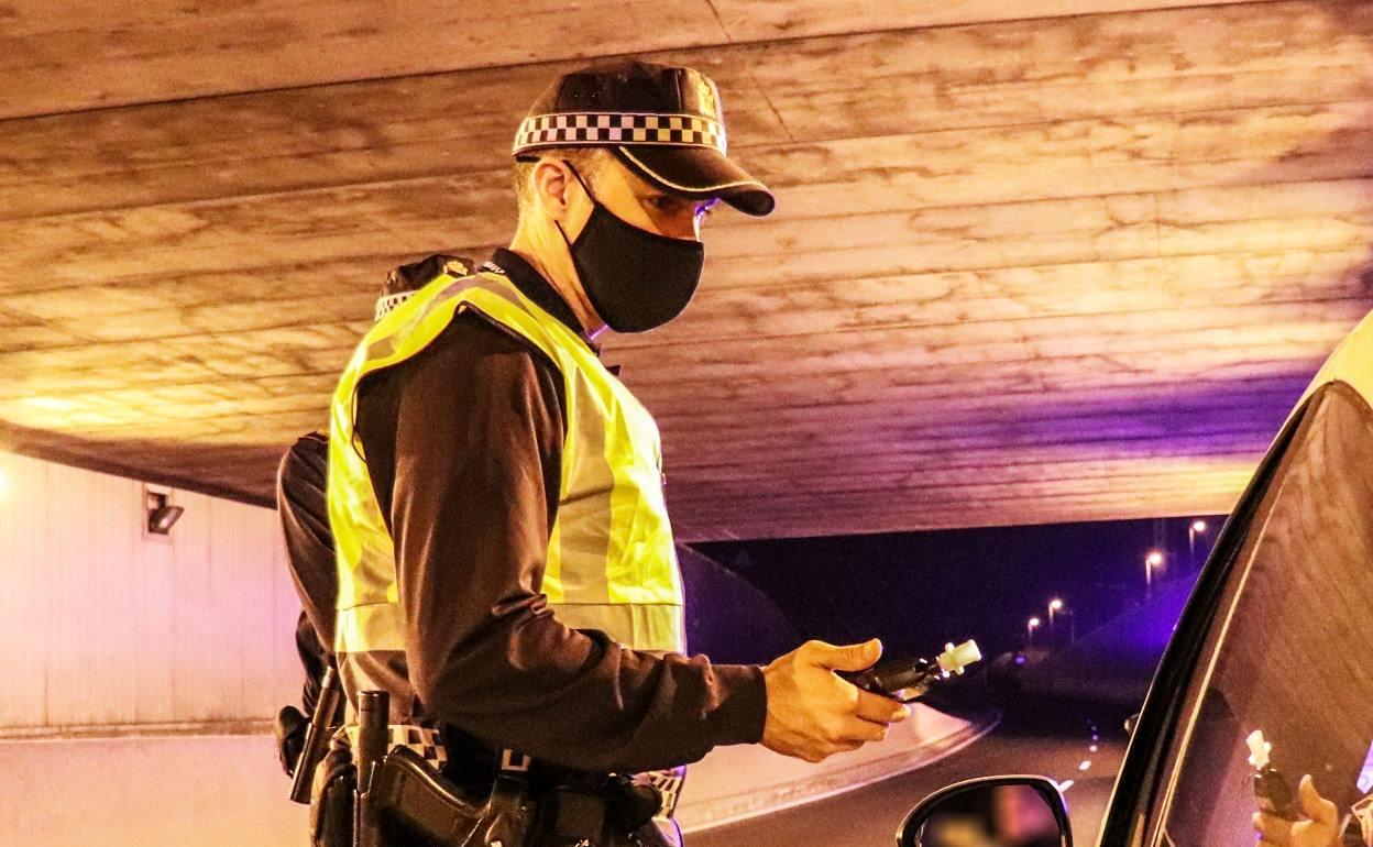 Un agente, en uno de los controles montados por la Policía Local en uno de los túneles de la Avenida de Dénia. 