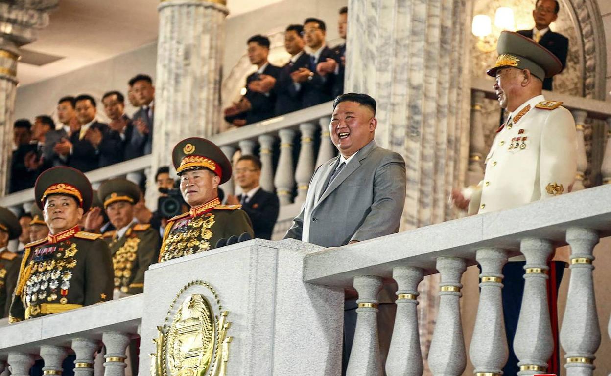 Kim Jong-un, en un acto público en octubre con la cúpula del Ejército norcoreano.