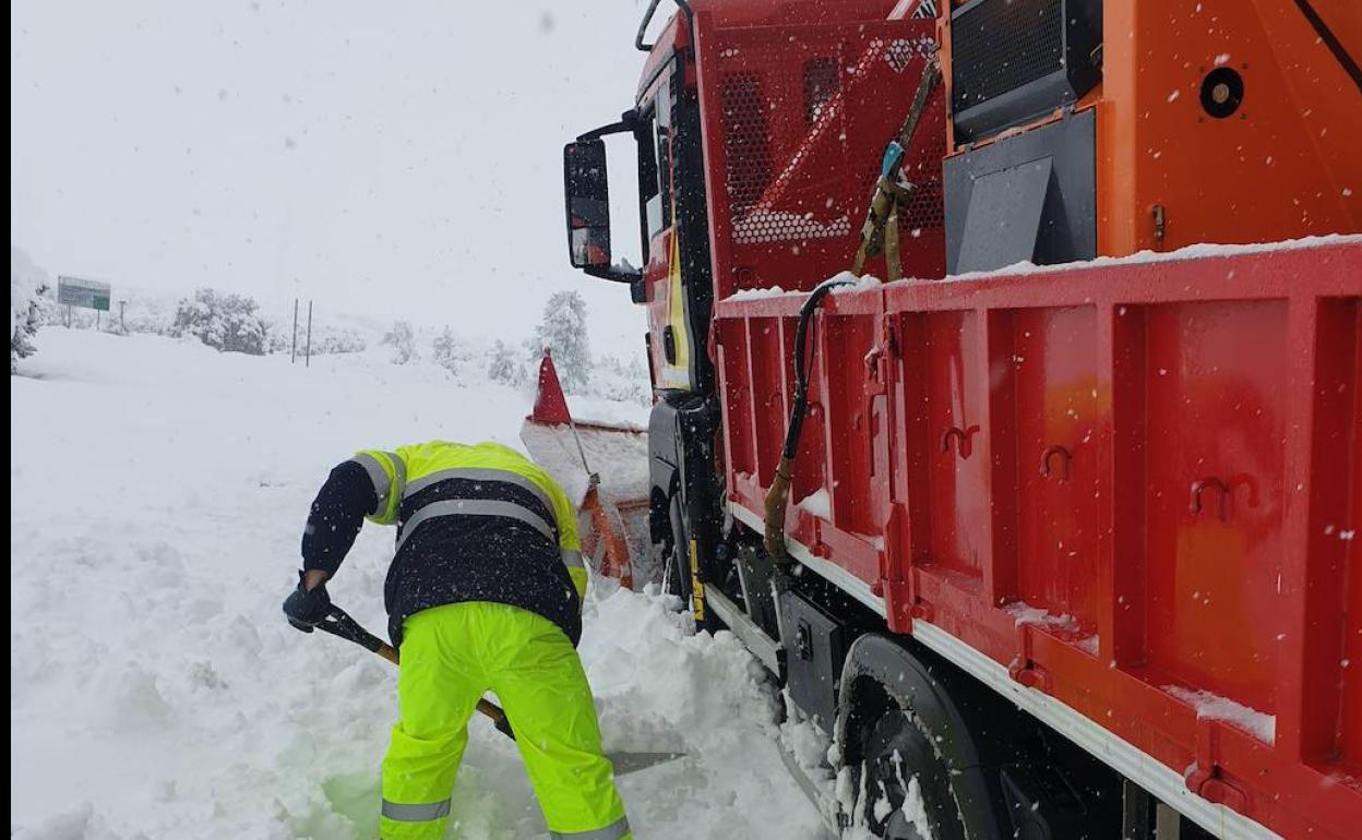 Filomena | Rescatan a 14 personas atrapadas en la sierra de Aitana que se habían desplazado para ver la nieve