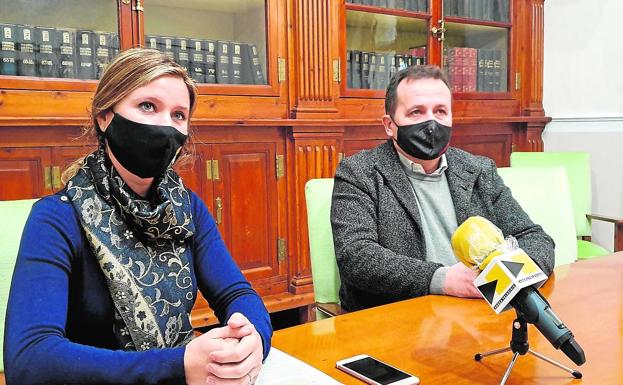 La concejal de Sanidad, Estefanía Requeni, y el alcalde de Sueca, Dimas Vázquez. 