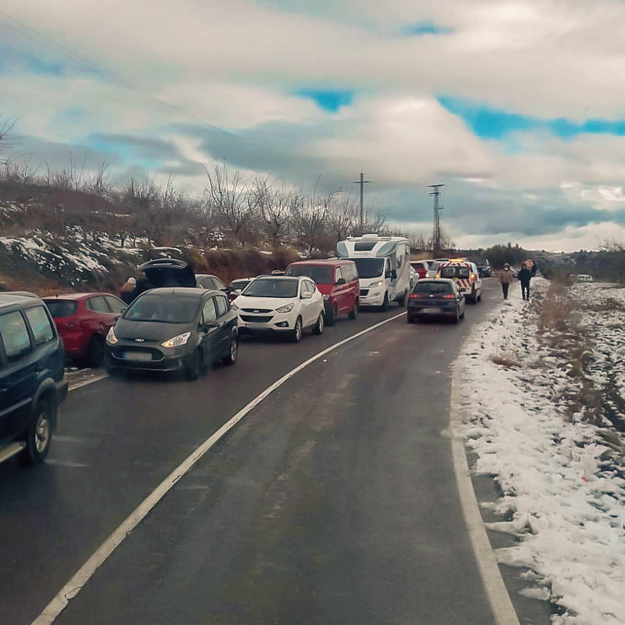 Fotos: Miles de conductores desoyen los avisos y colapsan carreteras valencianas por ver la nieve