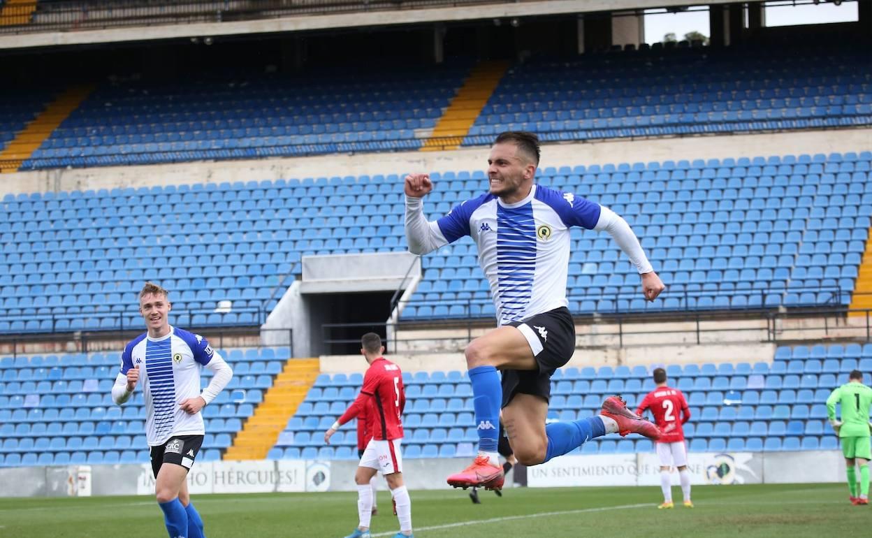 El alicantino Borja Martínez celebra el segundo gol del encuentro. 