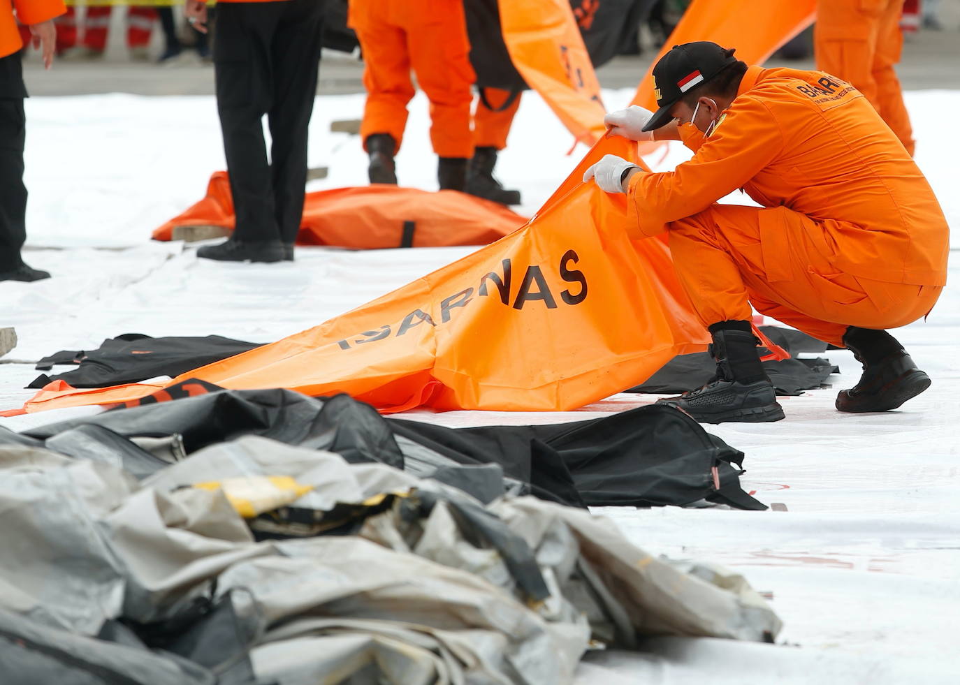 Partes de cuerpos, fragmentos y un pantaloncito rosa fueron hallados este domingo en la costa de la capital de Indonesia, Yakarta, donde un Boeing que realizaba un vuelo doméstico con 62 personas a bordo se estrelló en el mar. 