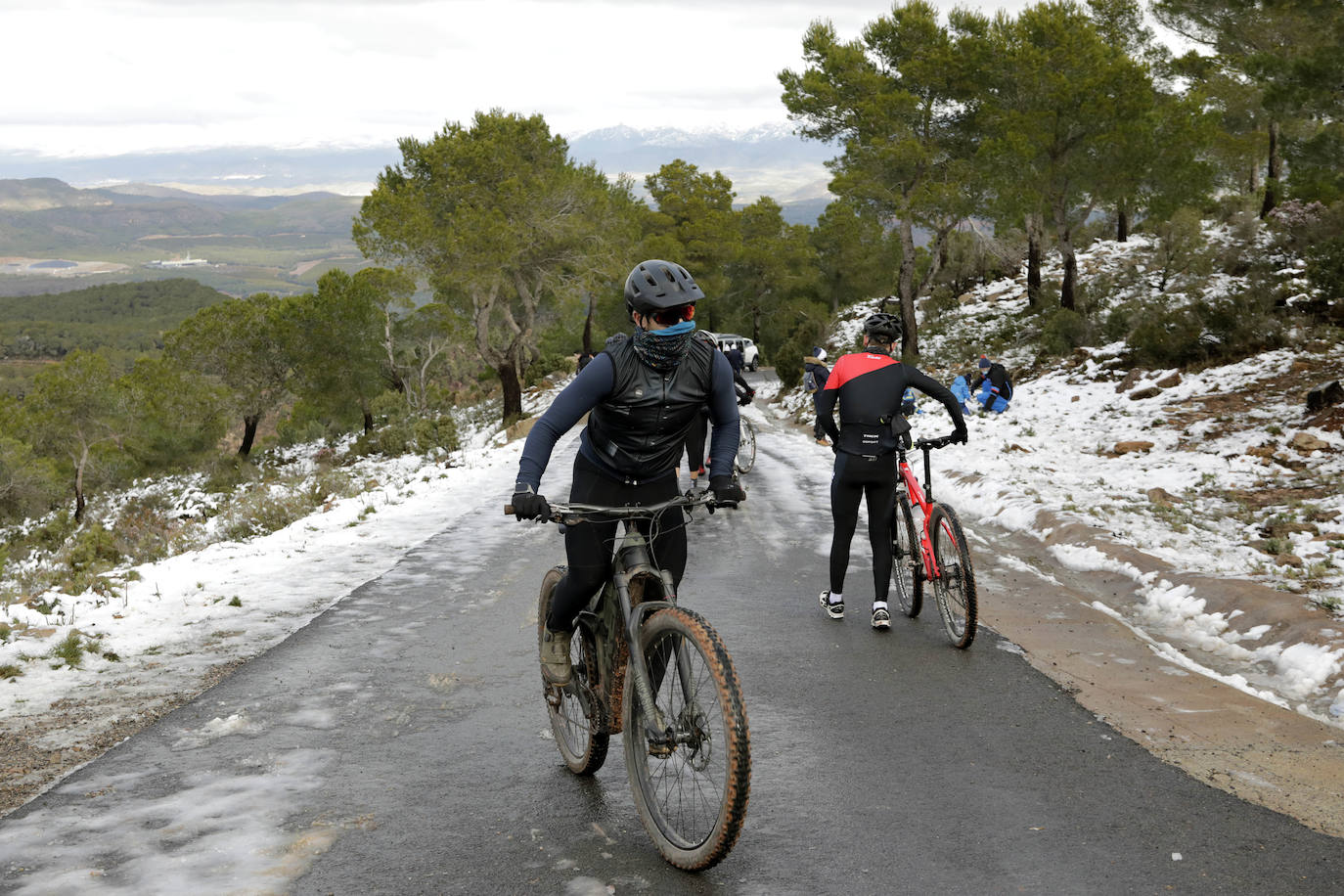 Fotos: Miles de conductores desoyen los avisos y colapsan carreteras valencianas por ver la nieve