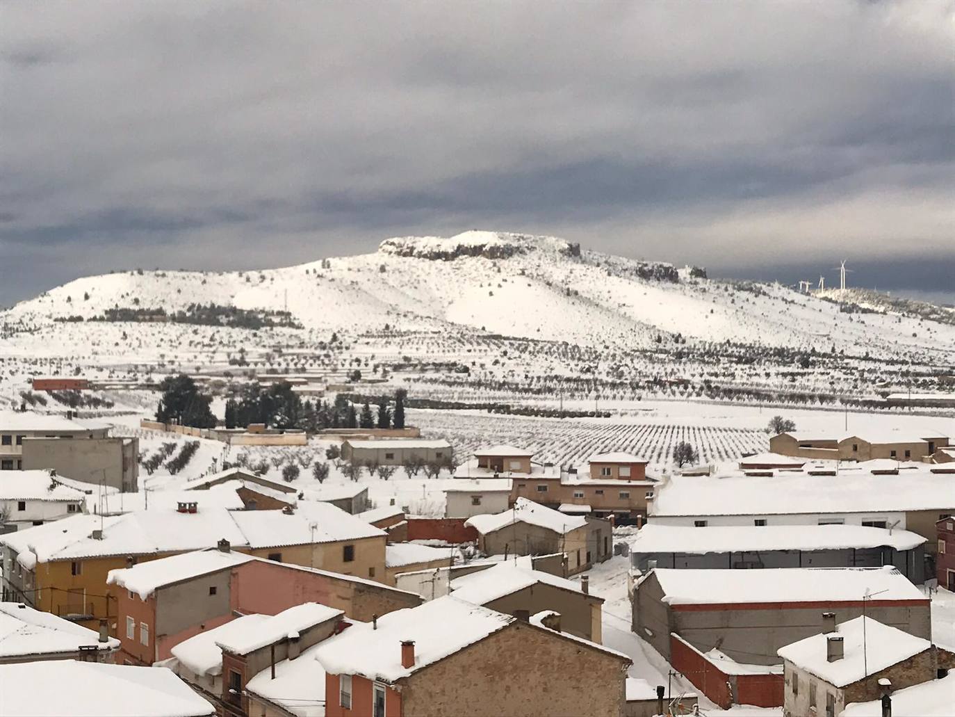 La borrasca 'Filomena' sigue descargando con fuerza sobre la Comunitat Valenciana este domingo. Nieve, hielo y lluvia en una jornada en la que los servicios de emergencia trabajan para minimizar los daños causados por el temporal