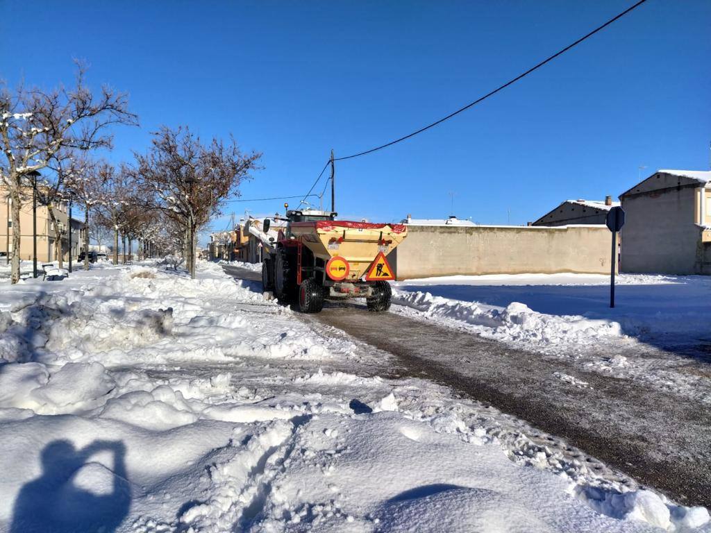 La borrasca 'Filomena' sigue descargando con fuerza sobre la Comunitat Valenciana este domingo. Nieve, hielo y lluvia en una jornada en la que los servicios de emergencia trabajan para minimizar los daños causados por el temporal