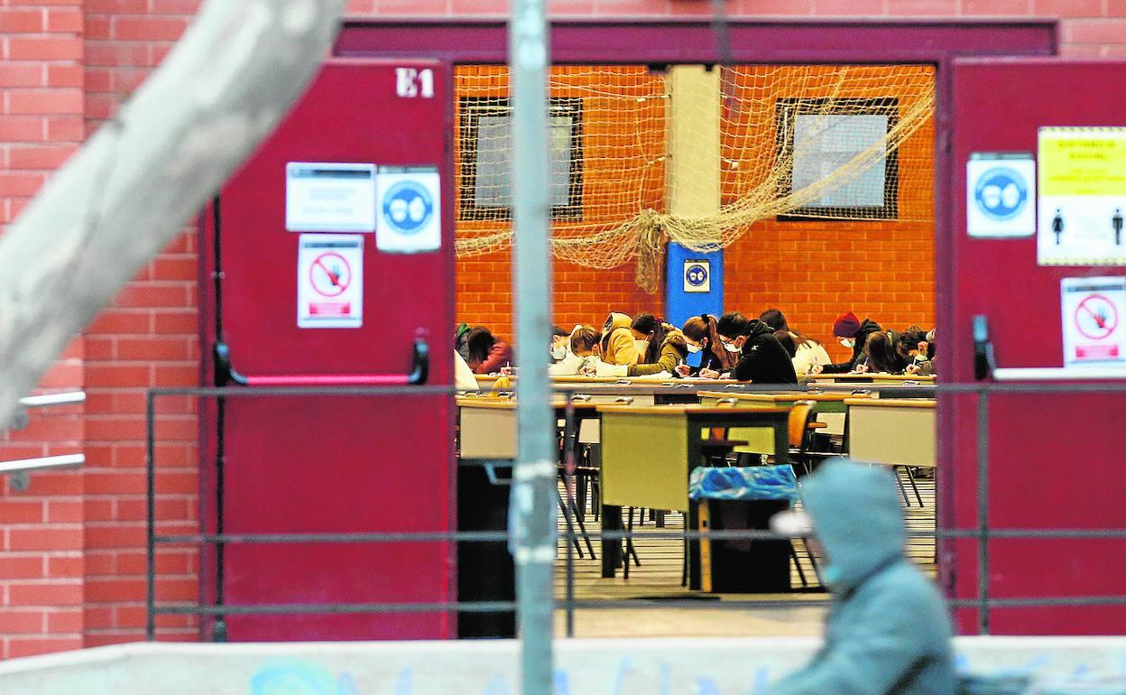 Examen en el pabellón deportivo de la Universitat Politècnica de València, donde se mantienen abiertas las puertas y ventanas para garantizar la ventilación. 