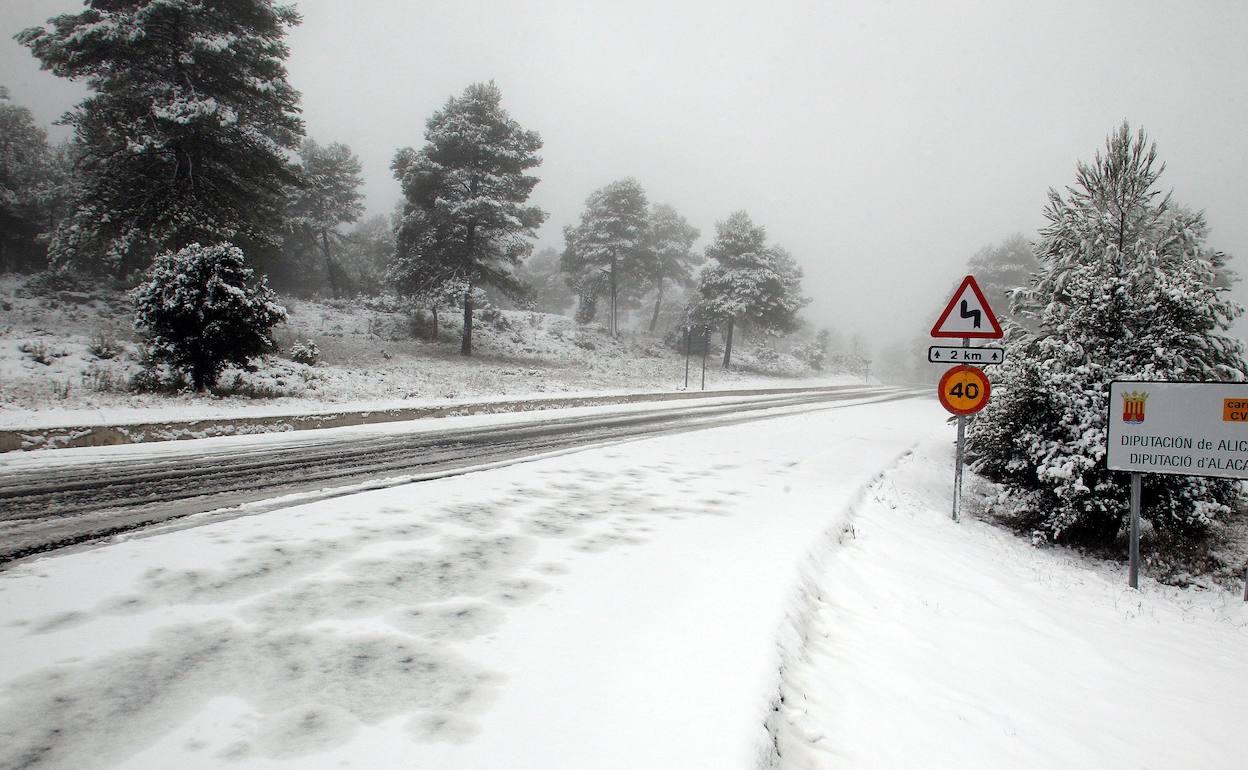 Carretera de acceso a Bañeres de Mariola, el pasado fin de semana. 