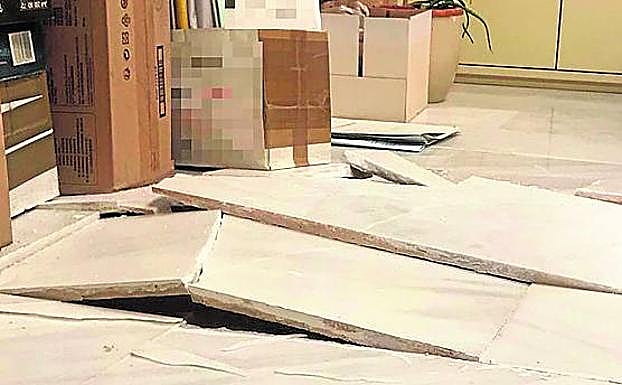 Algunas de las baldosas que se levantaron en el juzgado