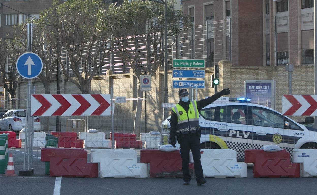Corte de tráfico entre Peris y Valero y Jacinto Benavente