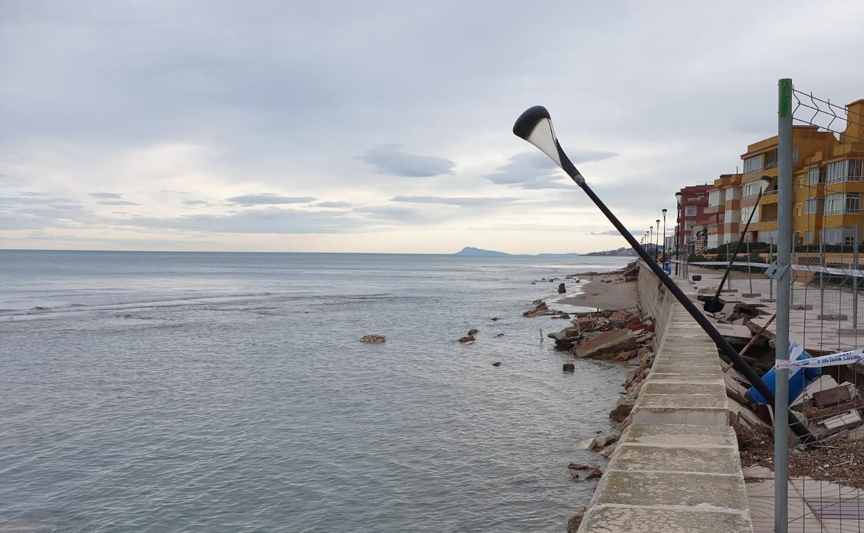 Efectos del temporal 'Gloria' en una de las playas de Sueca. 