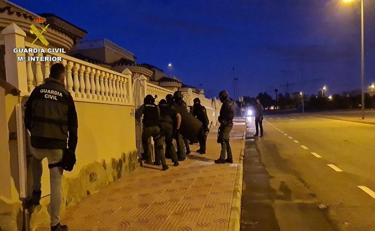 Entrada de los agentes en uno de los seis registros por toda la provincia de Alicante. 