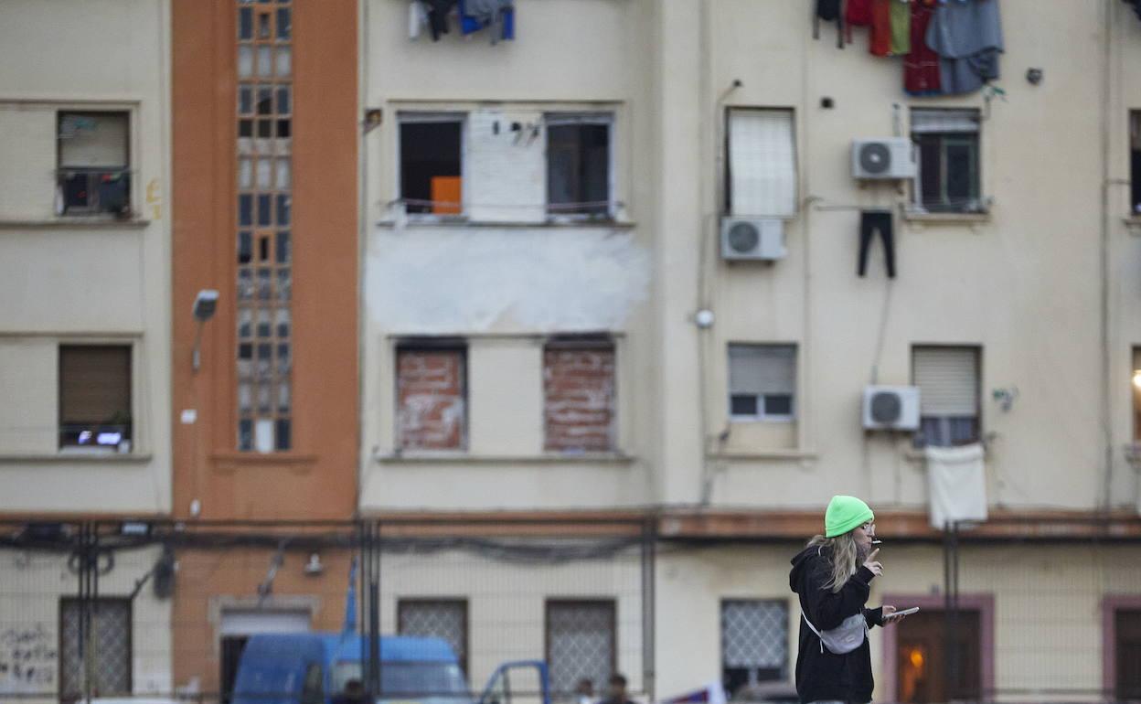 Una joven pasa junto a Bloque Portuarios. 